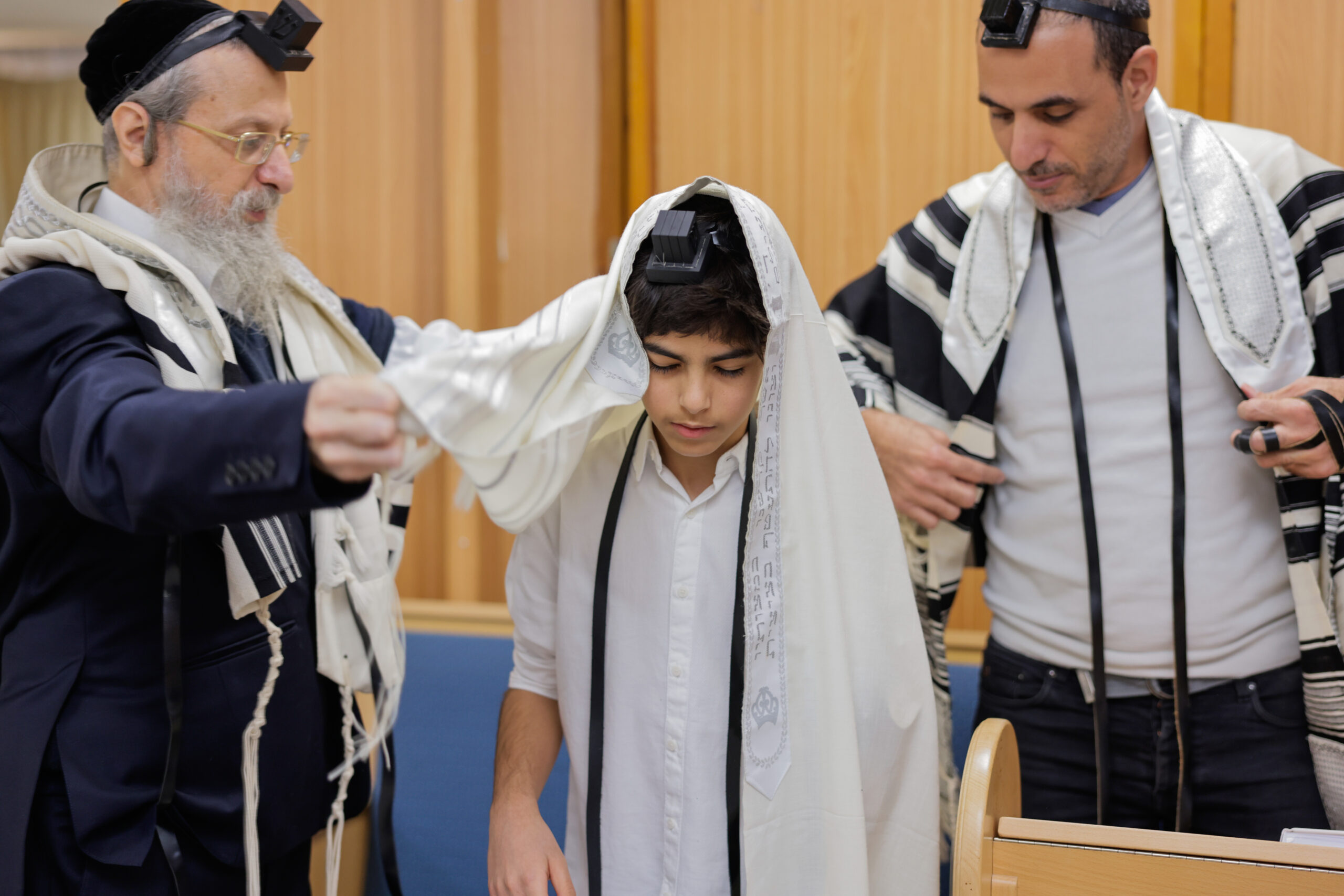 תמונה של חתן בר מצווה בבית הכנסת